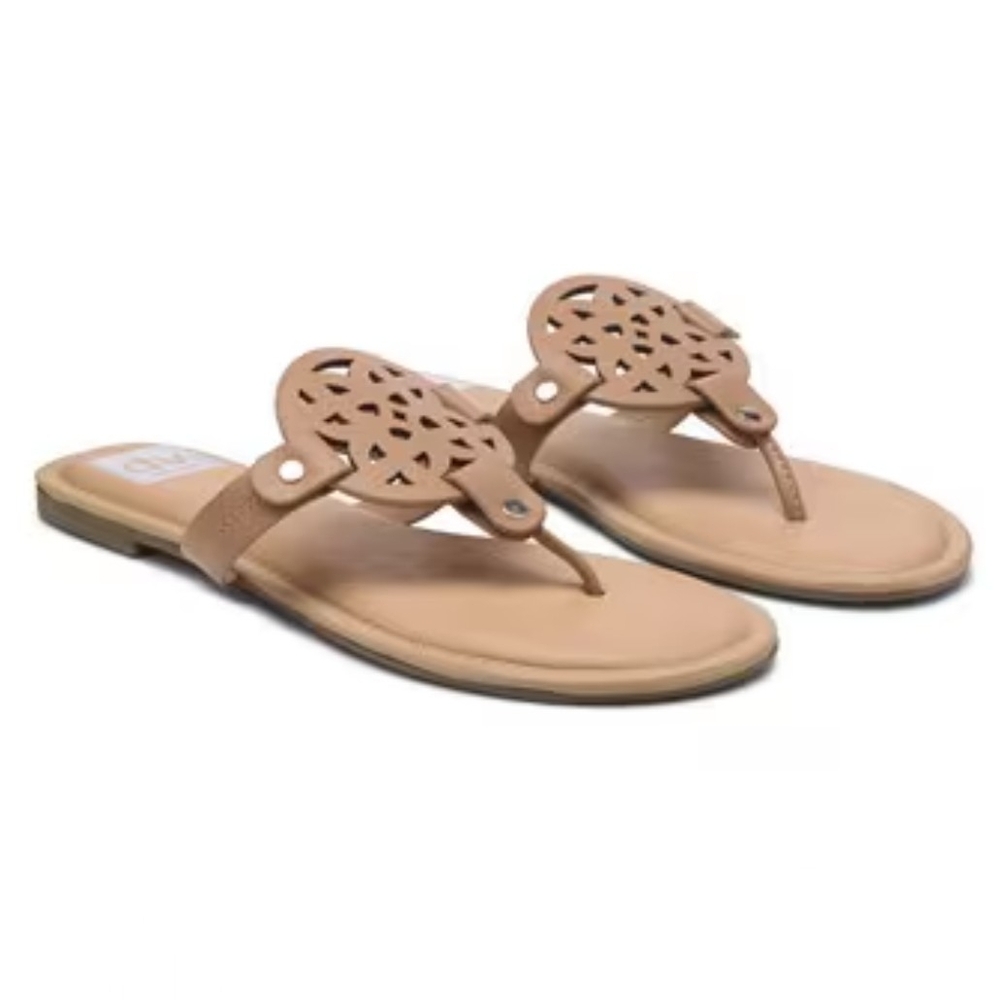 DV by Dolce Vita Gotie Beige Patent Medallion Cutout Thong Sandals W 9